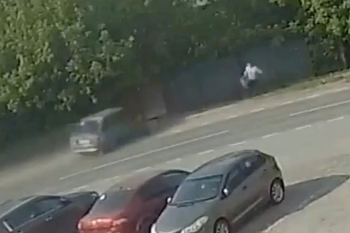 Tegen alle verwachtingen in weet dame deze aanrijding te overleven