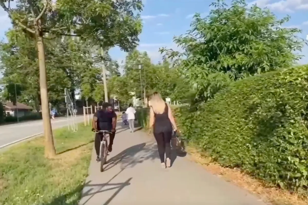 Karma grijpt toch even in bij man die geniet van langs lopende billen