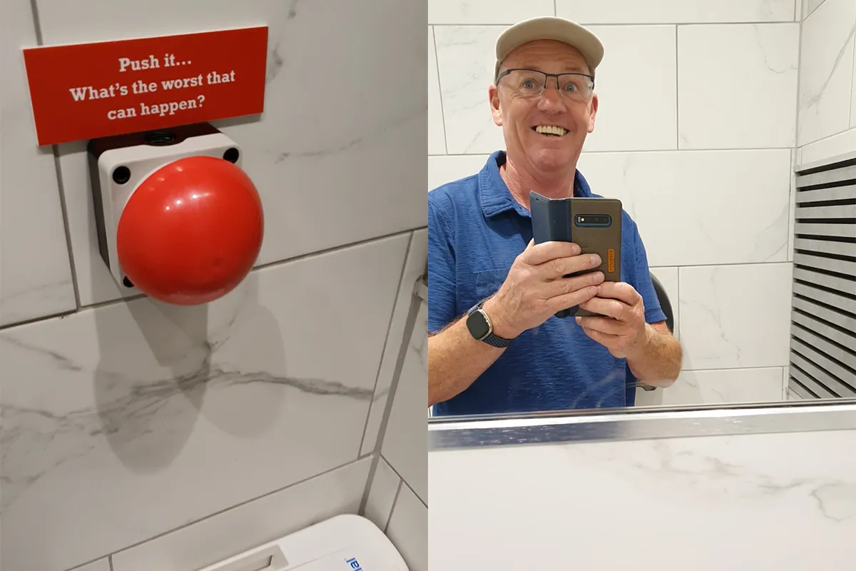 Kerel belandt op wc met grote rode knop en kan maar één ding doen