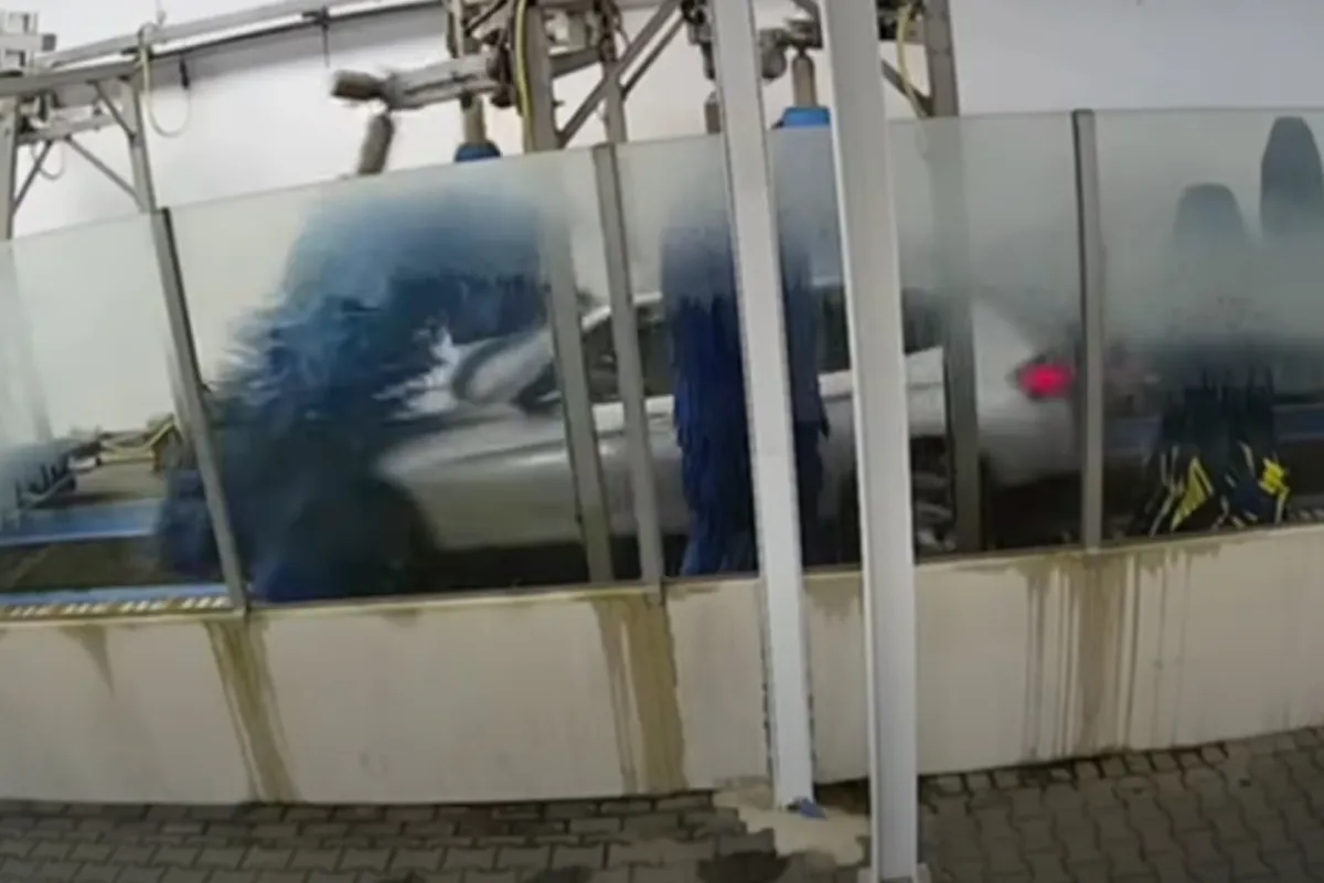 Met 50 kilometer per uur door de wasstraat in Oss blijkt toch een beetje te veel van het goede