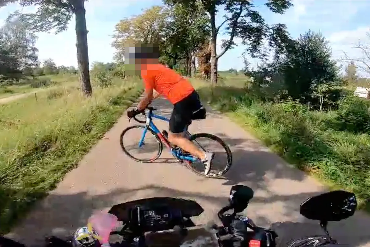 Motorrijder rijdt wielrenner compleet van zijn sokken