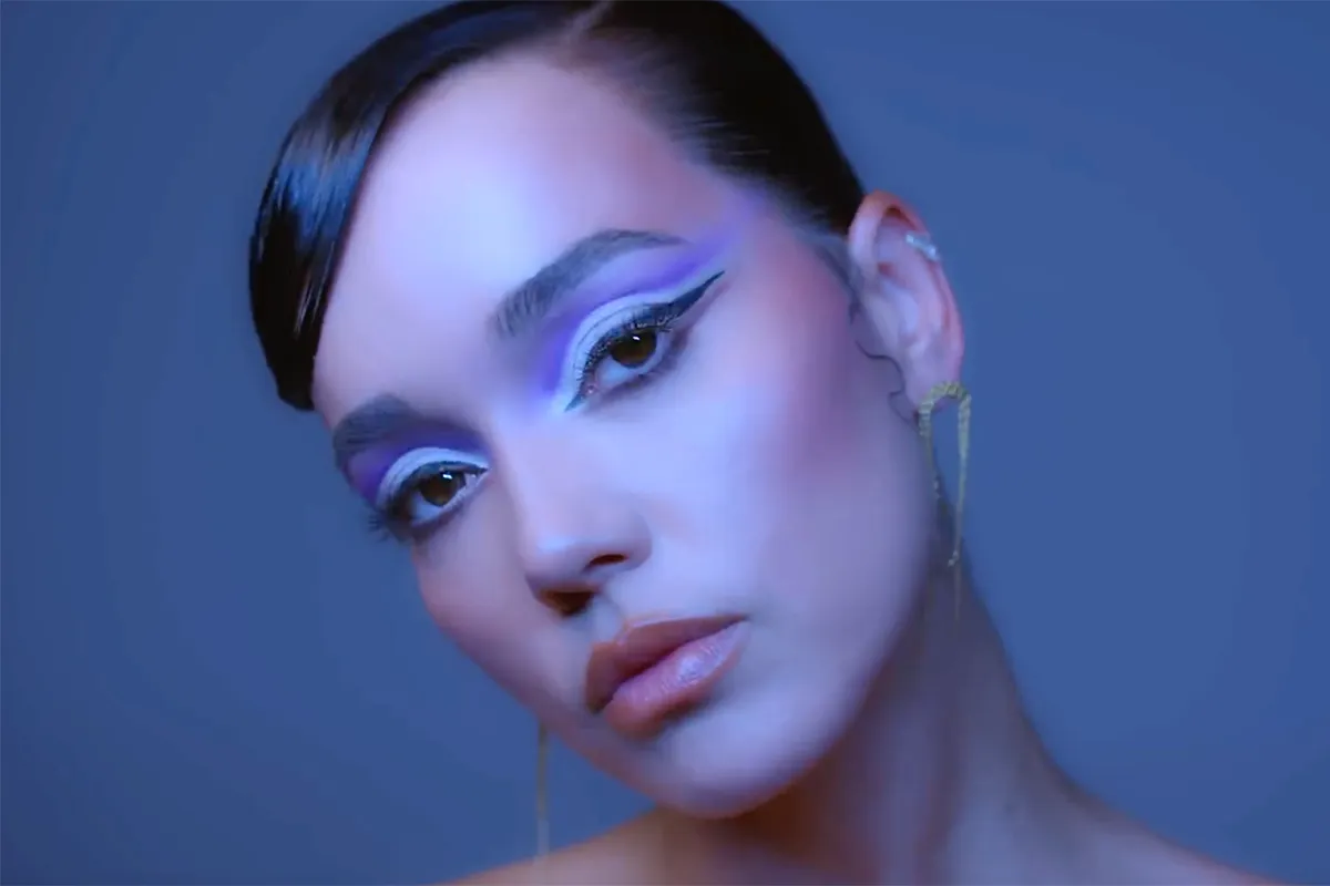 Videoclip Toverdrank is hier en dus kun je kijken naar een 'naakte' Bibi Breijman