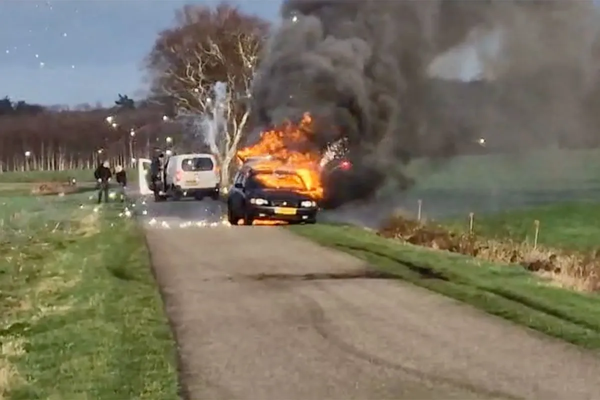 Gerben weet nu ook dat je niet kunt roken met vuurwerk in een auto