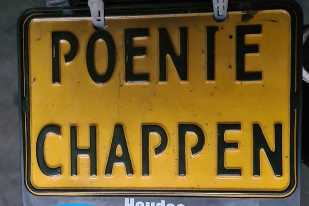 Scooterrijder in Waalwijk valt op met bijzonder kenteken: "Poenie Chappen"