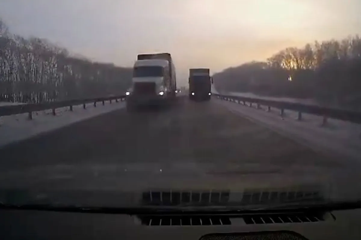 Tussen twee vrachtwagens door op Russische wijze