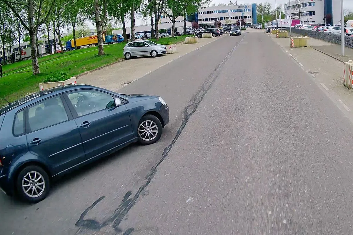 Automobilist in Utrecht kijkt niet tijdens parkeren, truck vol in de ankers