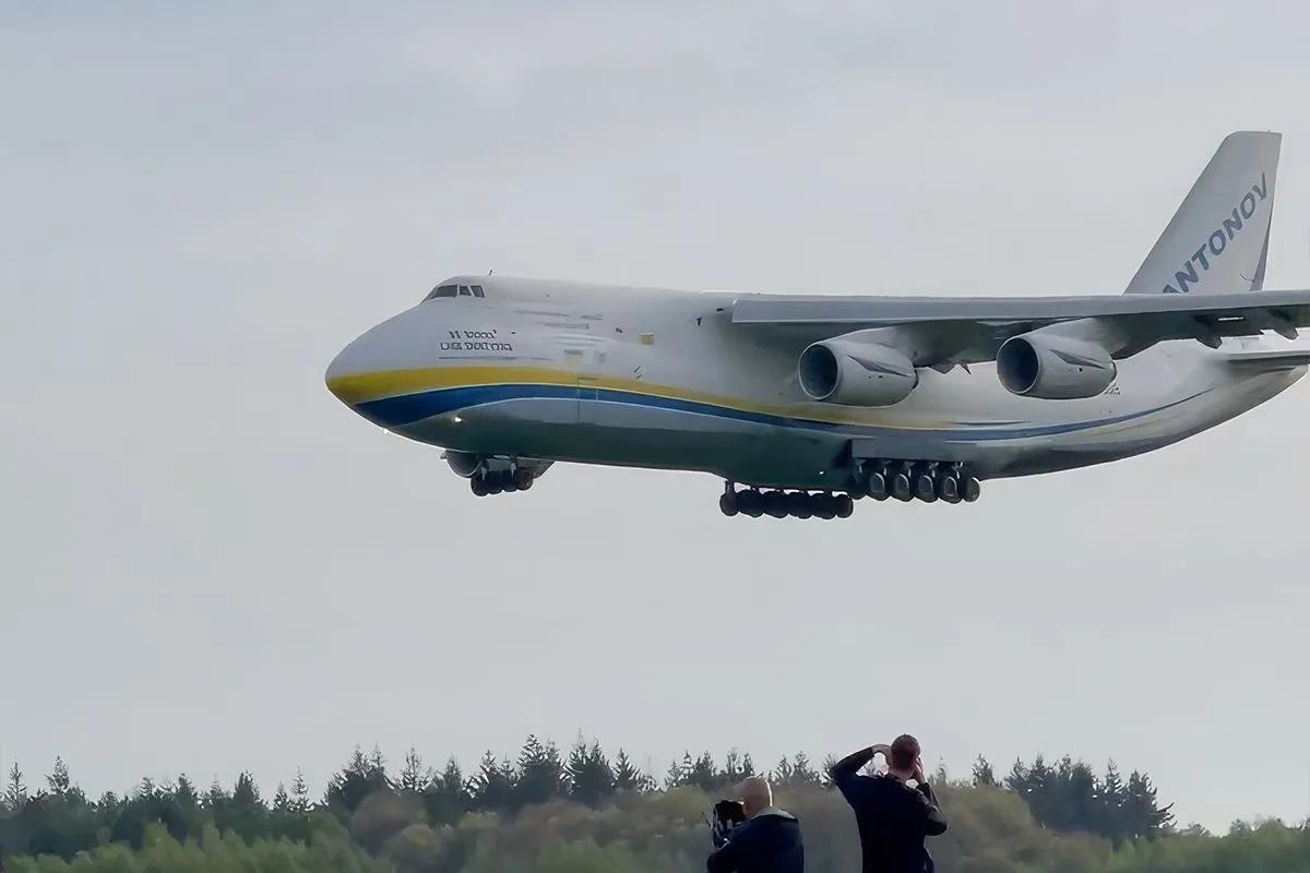 Grootste vrachtvliegtuig ter wereld, de Antonov AN-124, landt op vliegbasis Gilze-Rijen