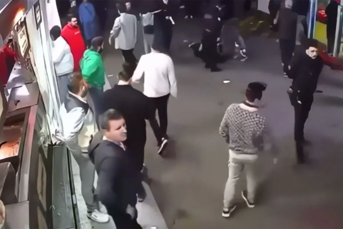 Jongeren en medewerkers van kermis hebben ruzie op kermis in Parijs