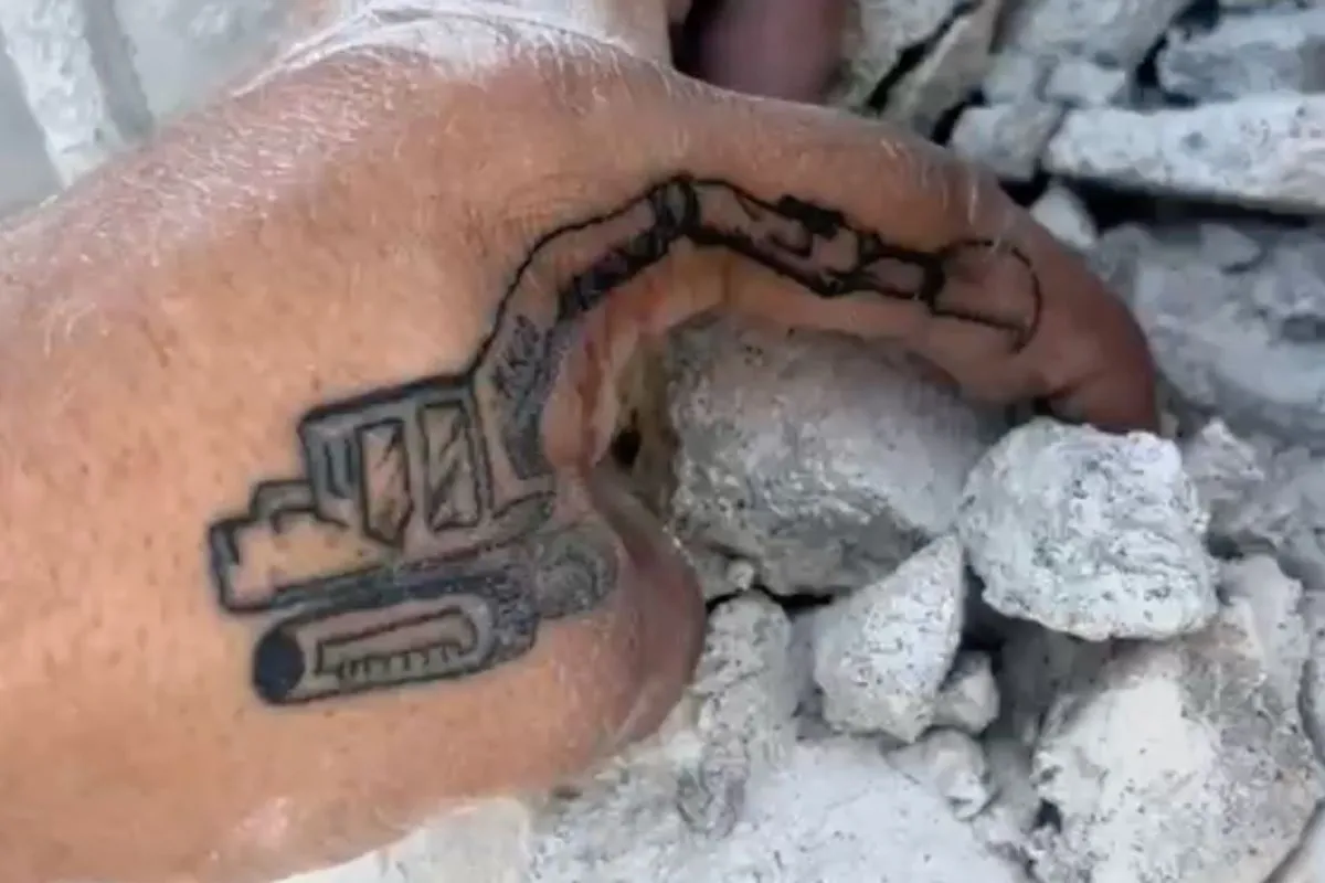 Altijd een beetje graafmachine machinist met deze tatoeage