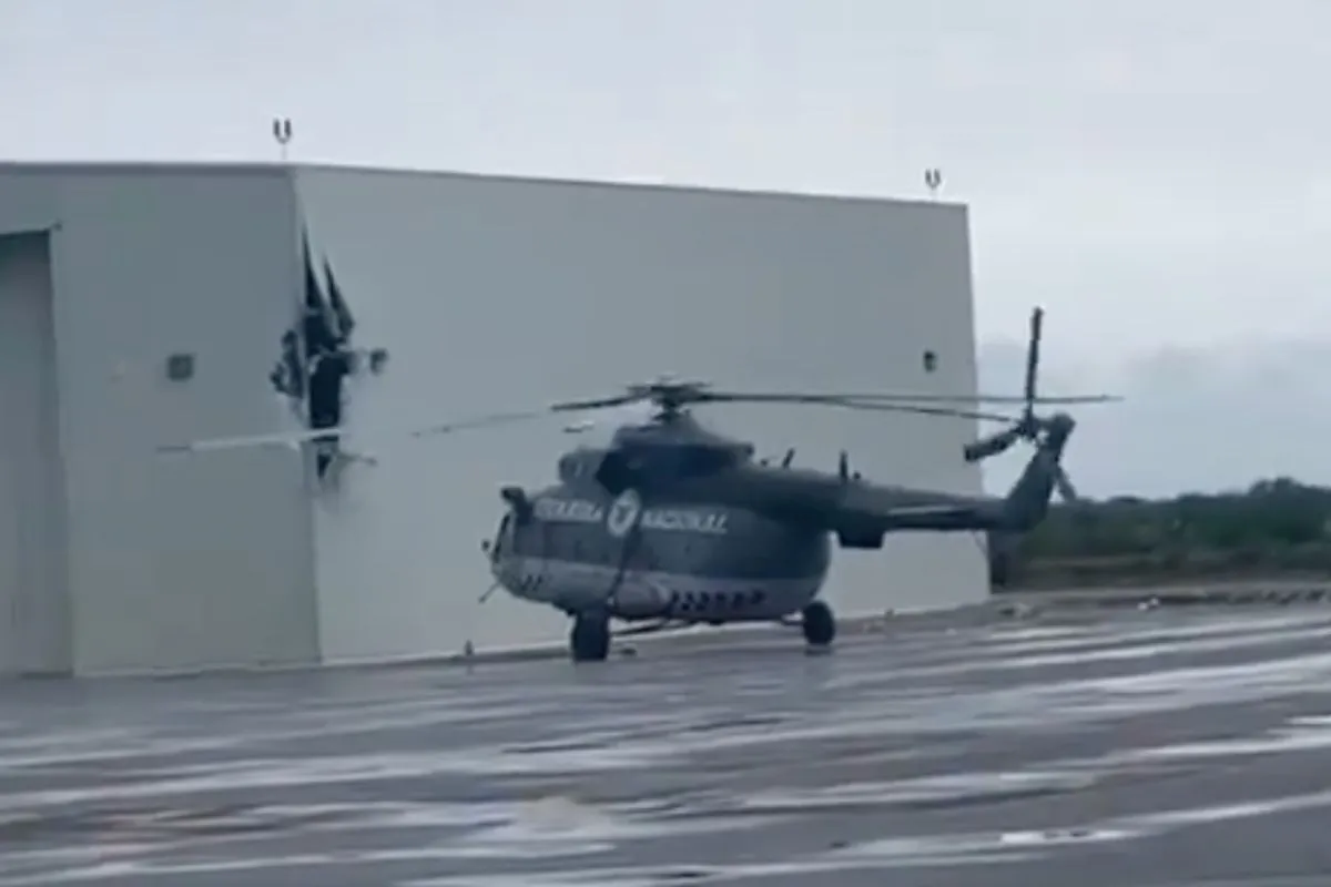 Mil Mi-17 helikopter veroorzaakt flinke schade aan hangar in Mexico