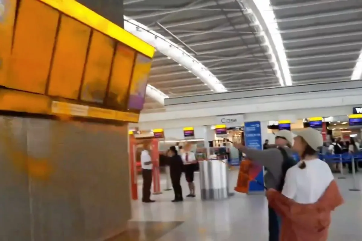 Tuig van Just Stop Oil gaat los op London Heathrow Airport