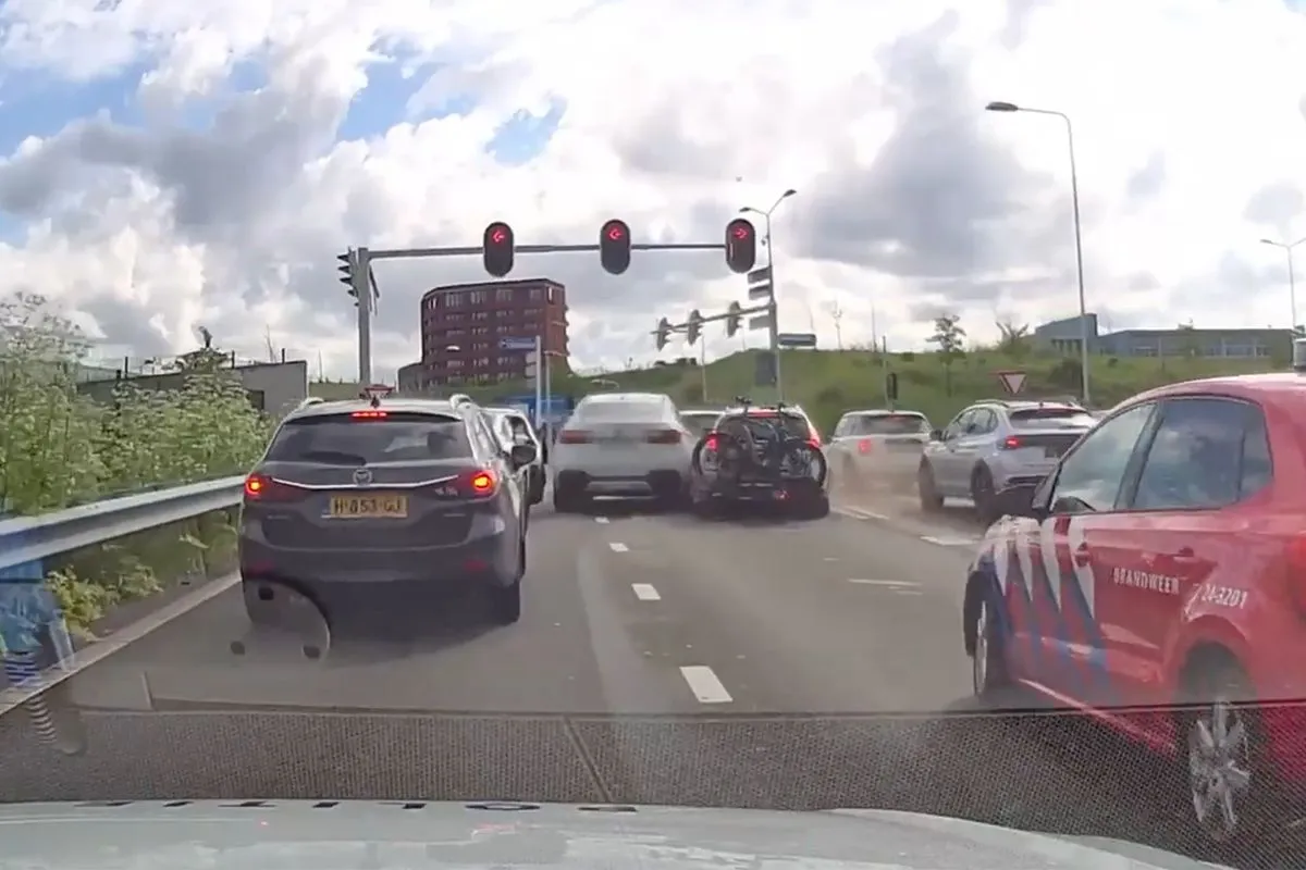 Automobilist in gestolen auto is er veel aan gelegen om uit handen van de politie te blijven
