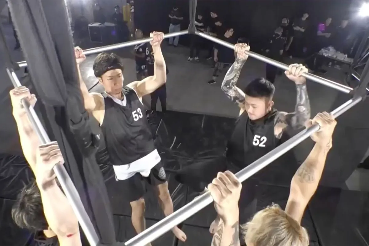 Hangen en trappen tijdens Japans spelletje Breaking Down in Japan