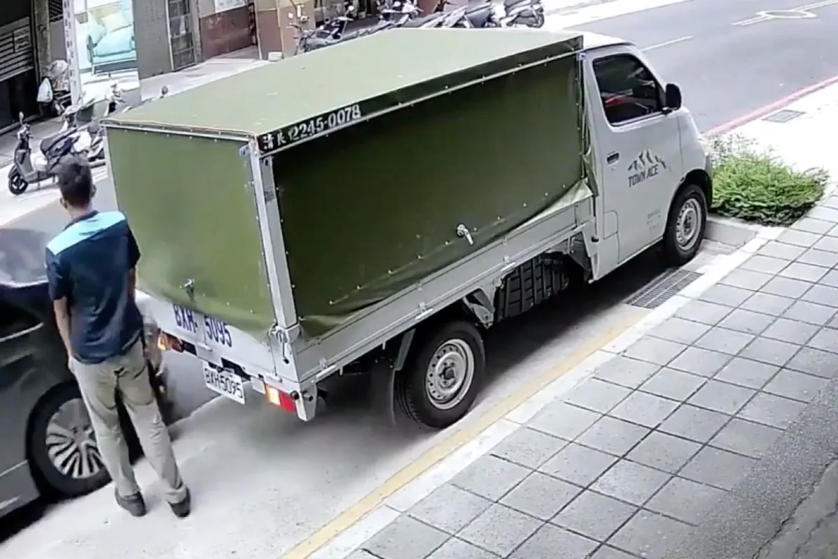 Beetje aan de late kant, maar man neemt stapje terug tijdens aanrijding