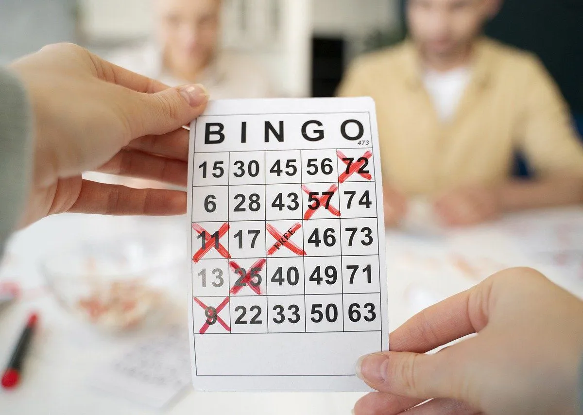 Ondertussen na de Stoute Pieten Bingo: geswaffelde dame heeft nummers uitgewisseld met stoute Piet