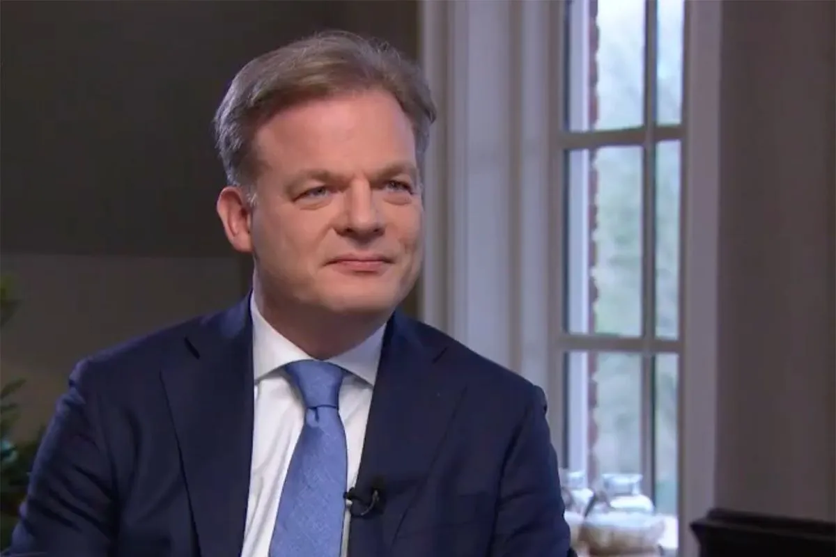 Pieter Omtzigt trekt het niet en loopt weg tijdens interview met Rick Nieman