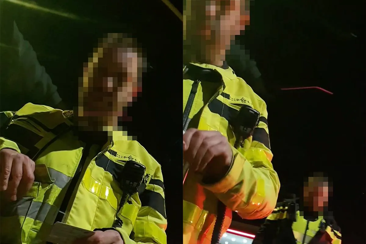 Agent is het niet meewerken zat en uiteindelijk mag jongeman toch uitstappen en armen spreiden