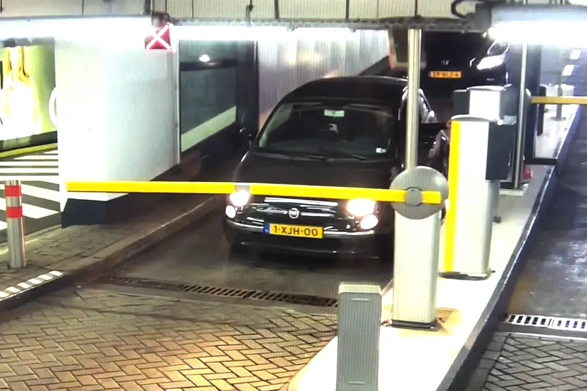 Ja, zo kom je ook wel door de slagbomen in de parkeergarage