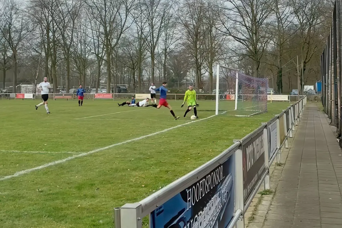 Klapper van de week: Voetballer verliest van hekje