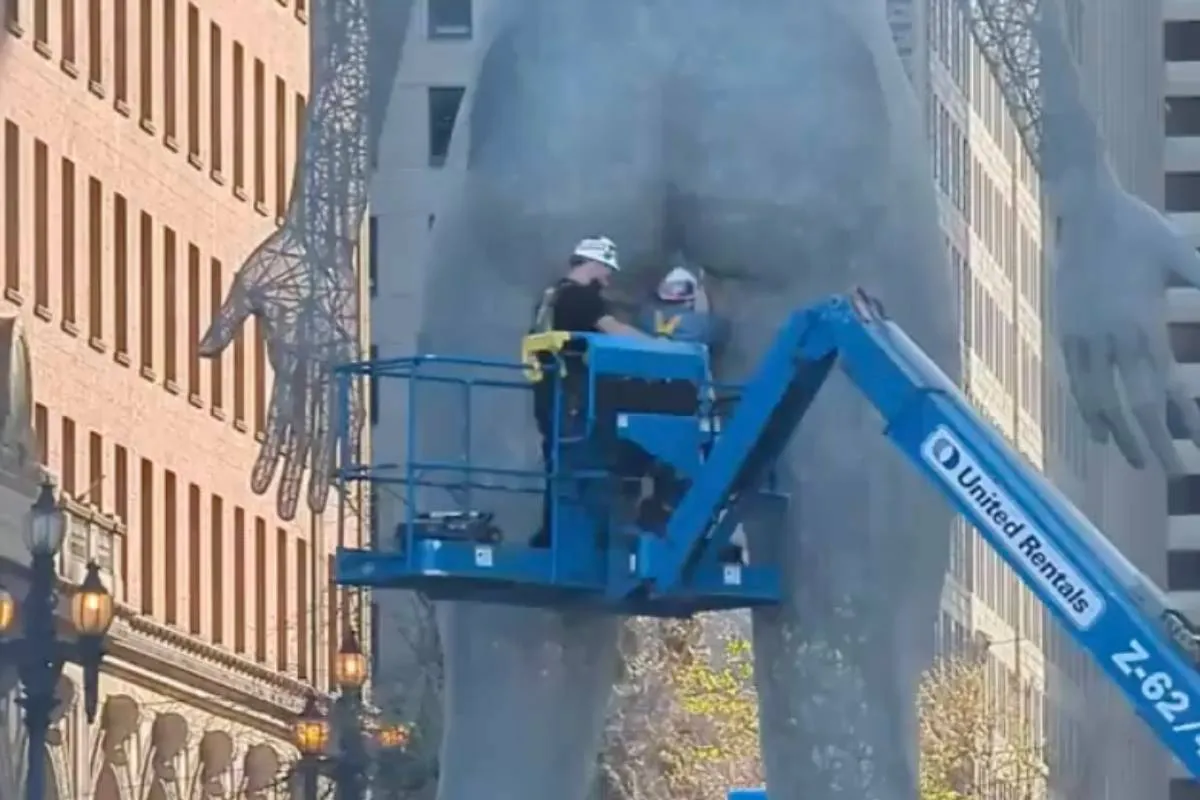 Twee man snoeihard aan het werk tussen de benen van nieuw naaktbeeld in San Francisco