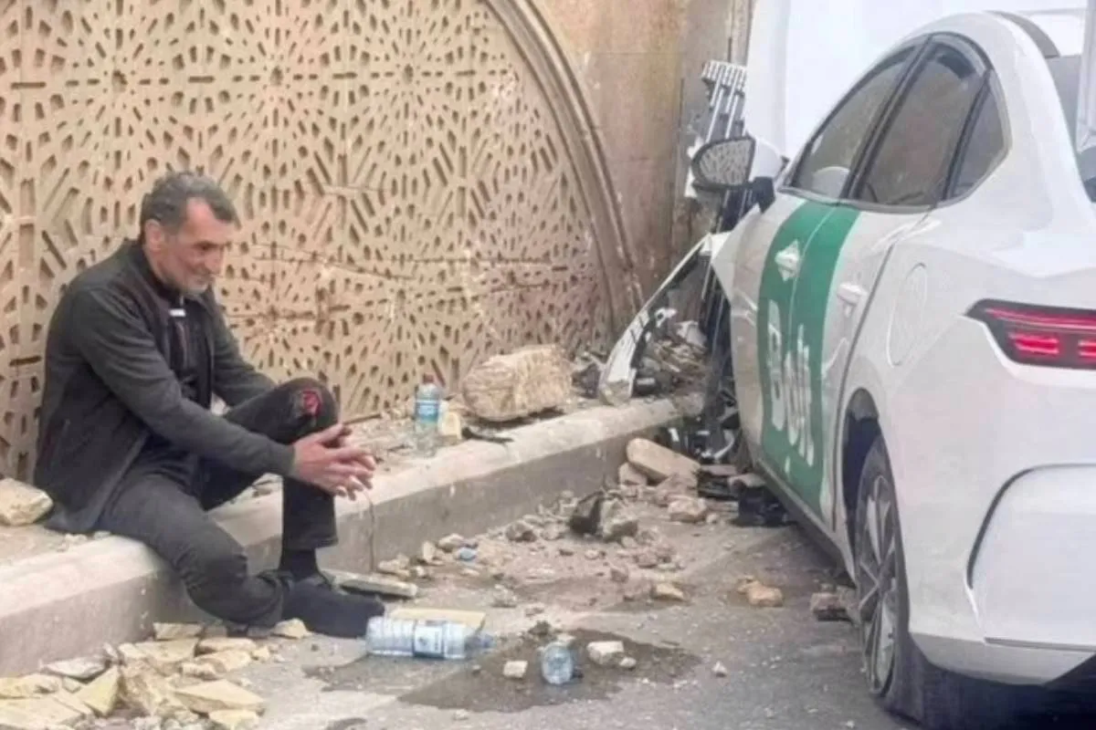 Bestuurder met elektronische enkelband knalt met Bolt-BYD vol door betonnen muur in Bakoe