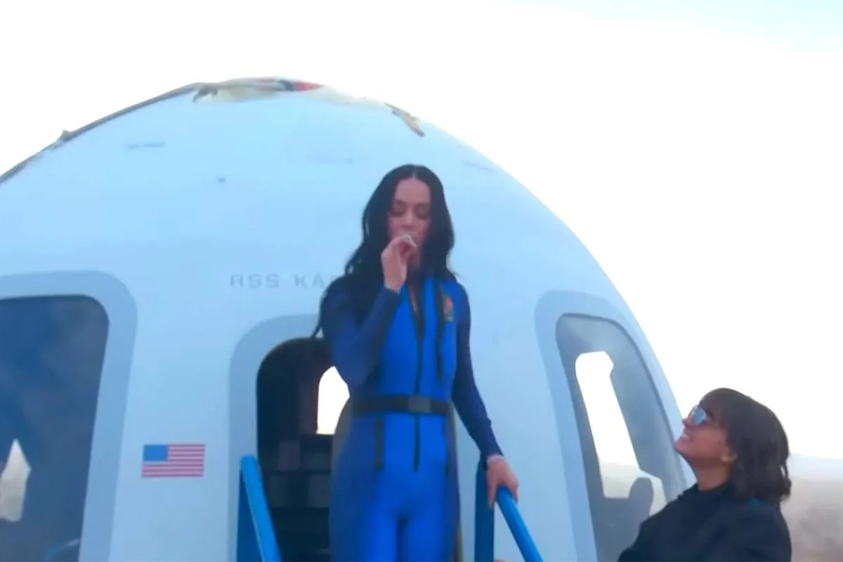 Katy Perry weer veilig geland na historische ruimtevlucht met vriendin van Jeff Bezos