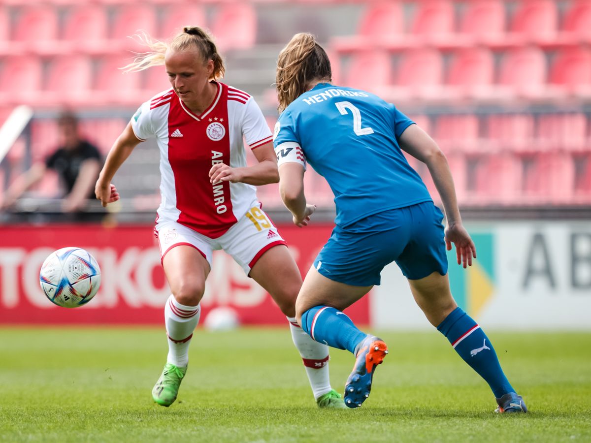 Verslijten juni Betrokken Ajax Vrouwen met één been in finale na uithaal tegen PSV