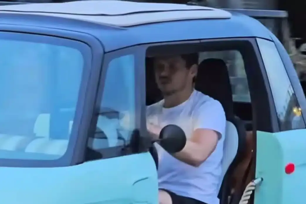 Max Verstappen beccato su un'auto veramente insospettabile [VIDEO]