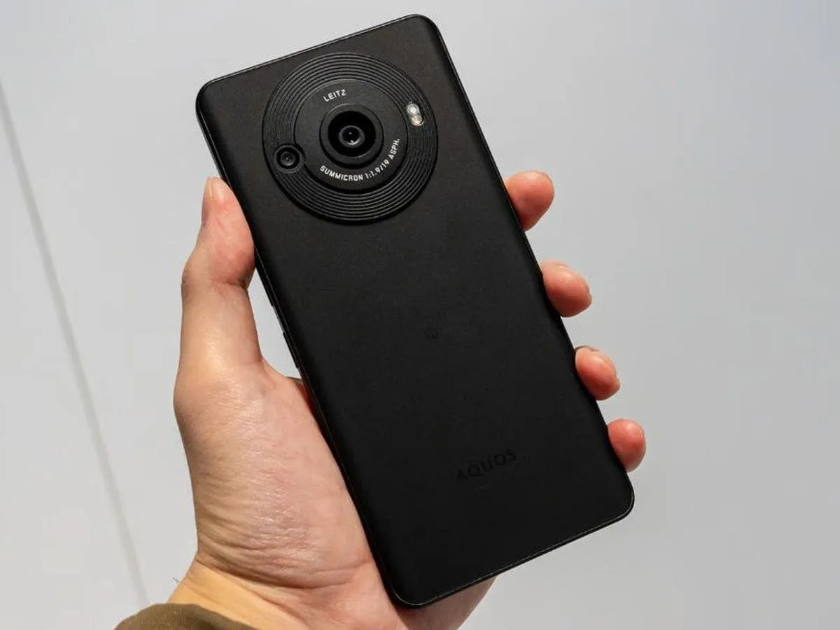 AQUOS⭐︎ New Sharp mobile phone spotted on FCC with 7240mAh battery