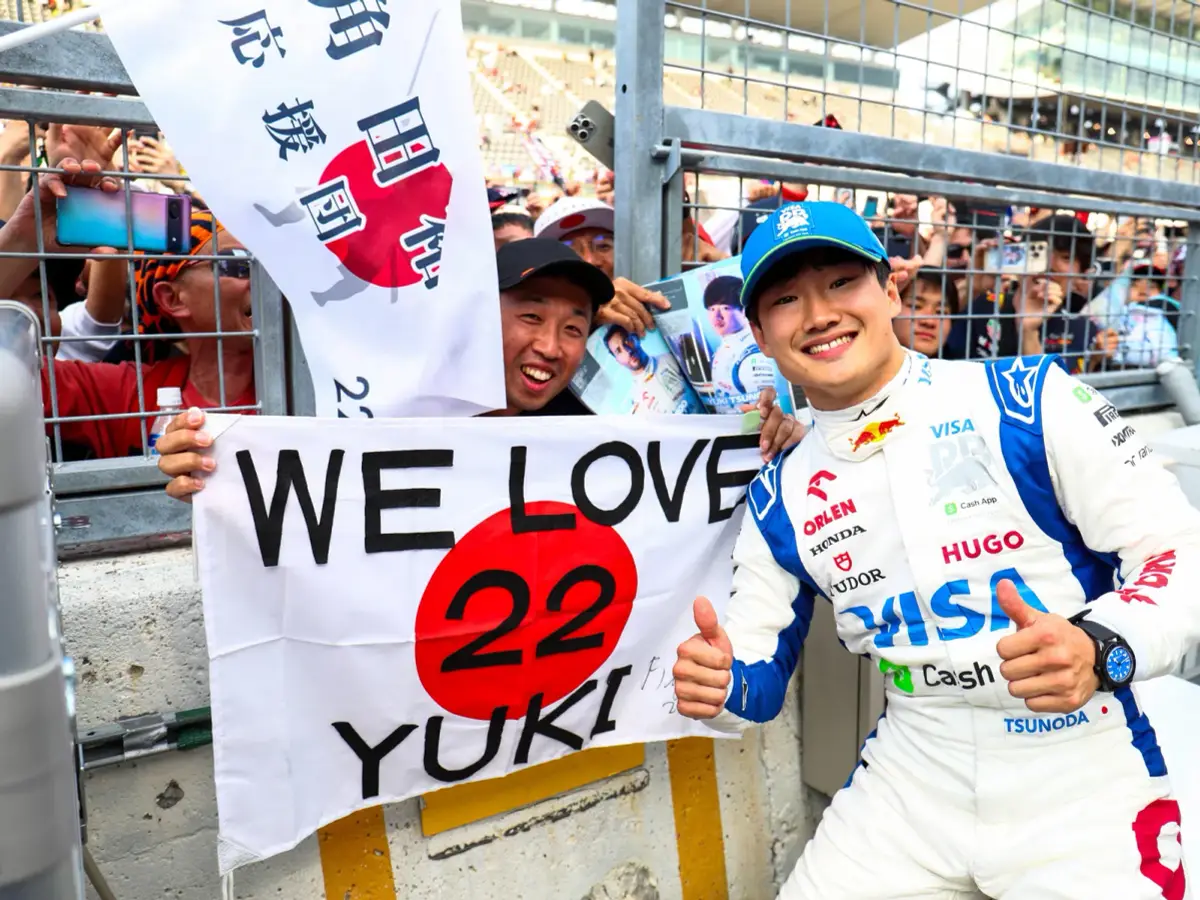Tsunoda laughs with Verstappen and Sainz at fans in Japan