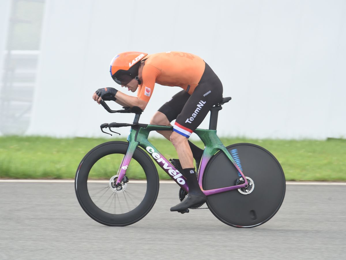 Ondertussen in het peloton | Dumoulin pakte zilver zonder op maat gemaakt  tijdritstuur | Indeleiderstrui.nl
