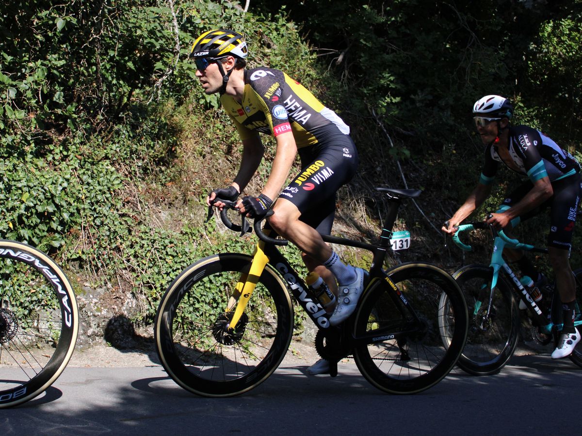 Blik kan nu helemaal op 2022: Dumoulin weer gespot op de fiets na polsbreuk  in september | Indeleiderstrui.nl