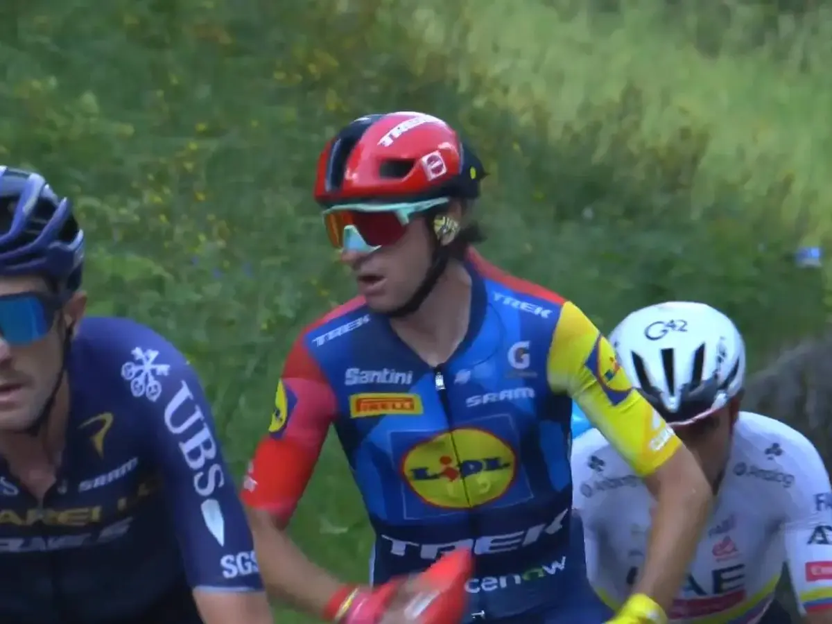 🎥 Giulio Ciccone lashes out at road-side Lidl Trek helper