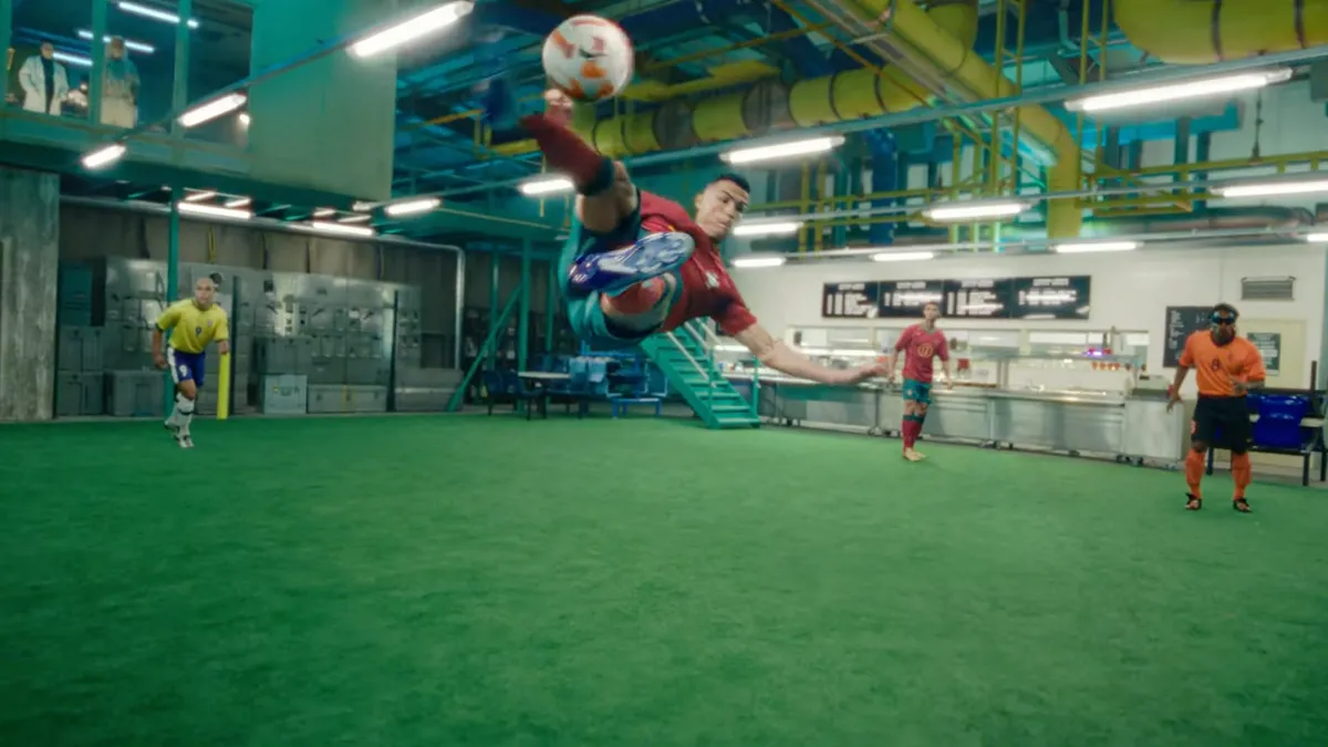Mbappé, Ronaldo, De Bruyne, Davids, Ronaldinho & Cristiano nemen het tegen elkaar op in sicke Nike WK reclame