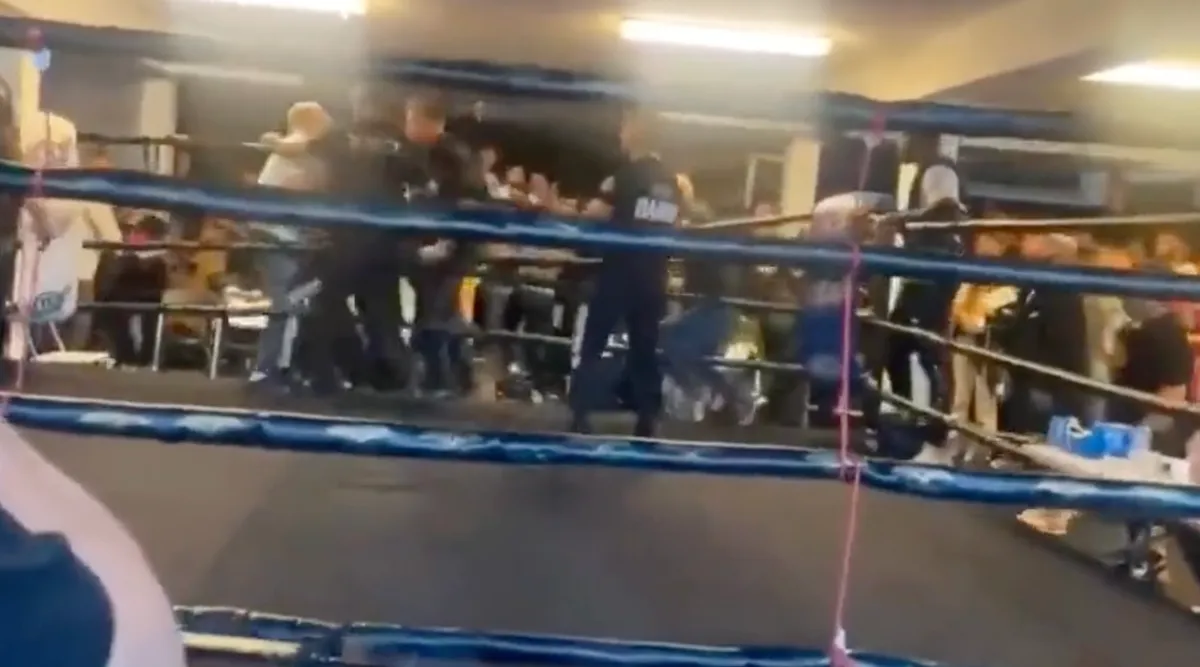 Beelden laten zien hoe een massale vechtpartij ervoor zorgde dat een kickboksgala vroegtijdig werd gestaakt