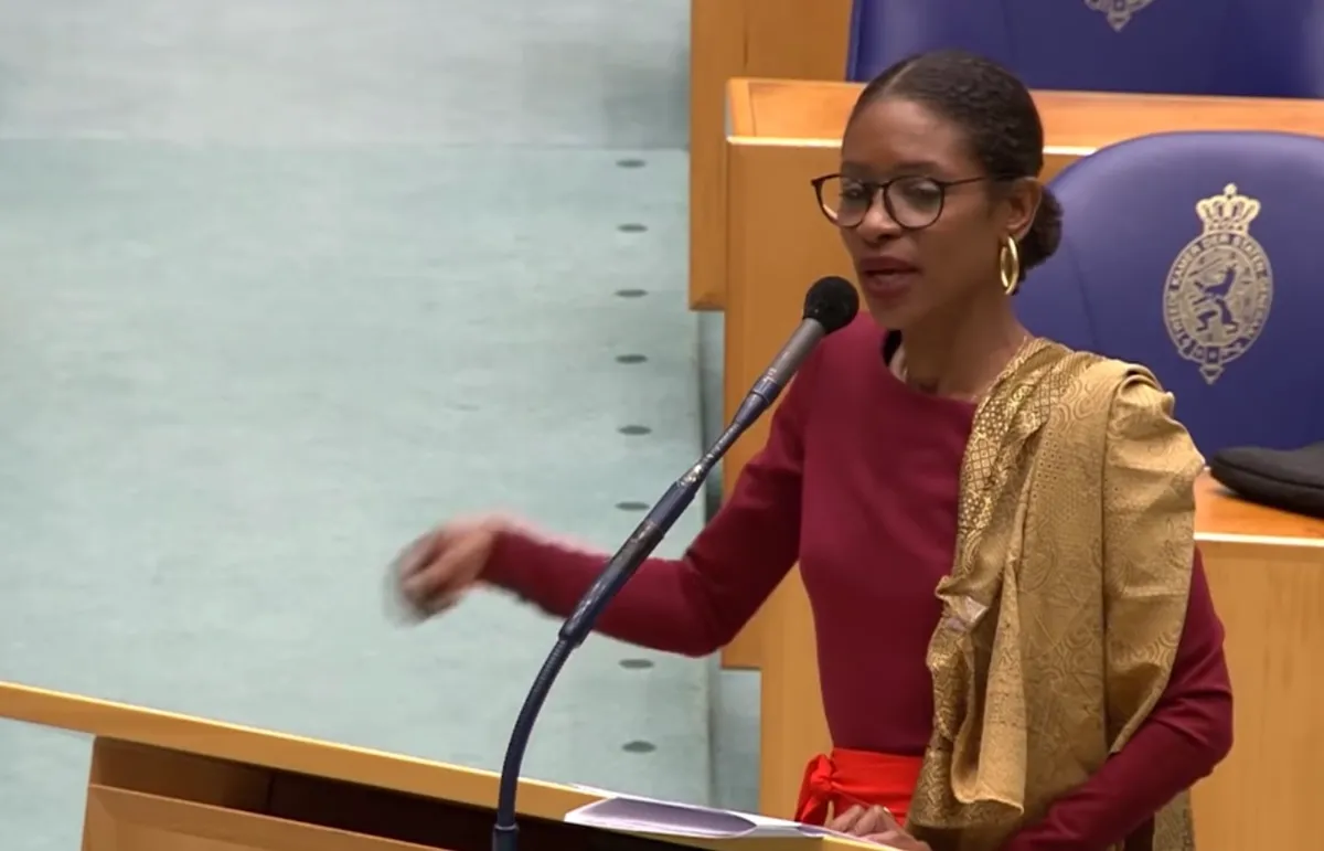 Video! Schreeuwende Sylvana Simons loopt woest weg bij debat over handelswijze NCTV: 'Dit gaat over mensenlevens!'