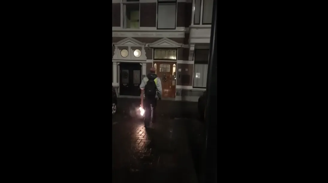 Psychotische tokkie Max van den Berg staat met brandende fakkel bij woning Sigrid Kaag