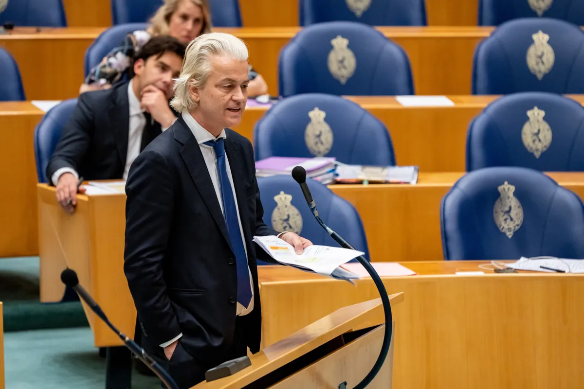 Geert Wilders fakkelt klagende "asielprofiteurs" af: 'Nederlanders zouden gat in de lucht springen voor zo'n woning'