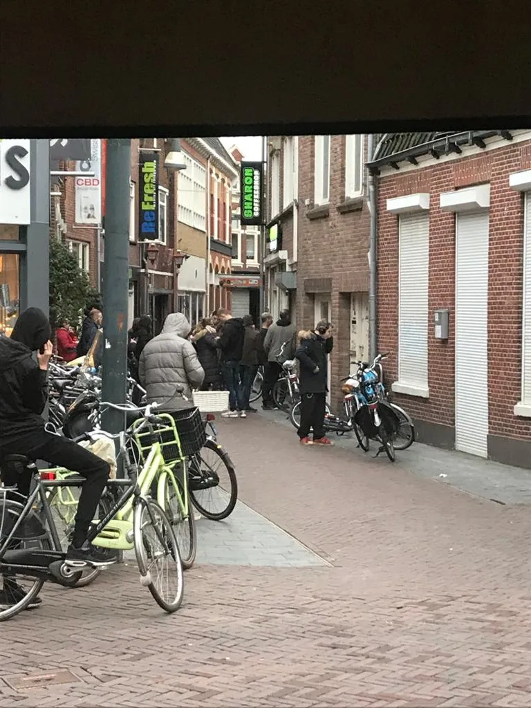 Foto's! Nederland hamstert massaal hasj en wiet vanwege noodmaatregelen!