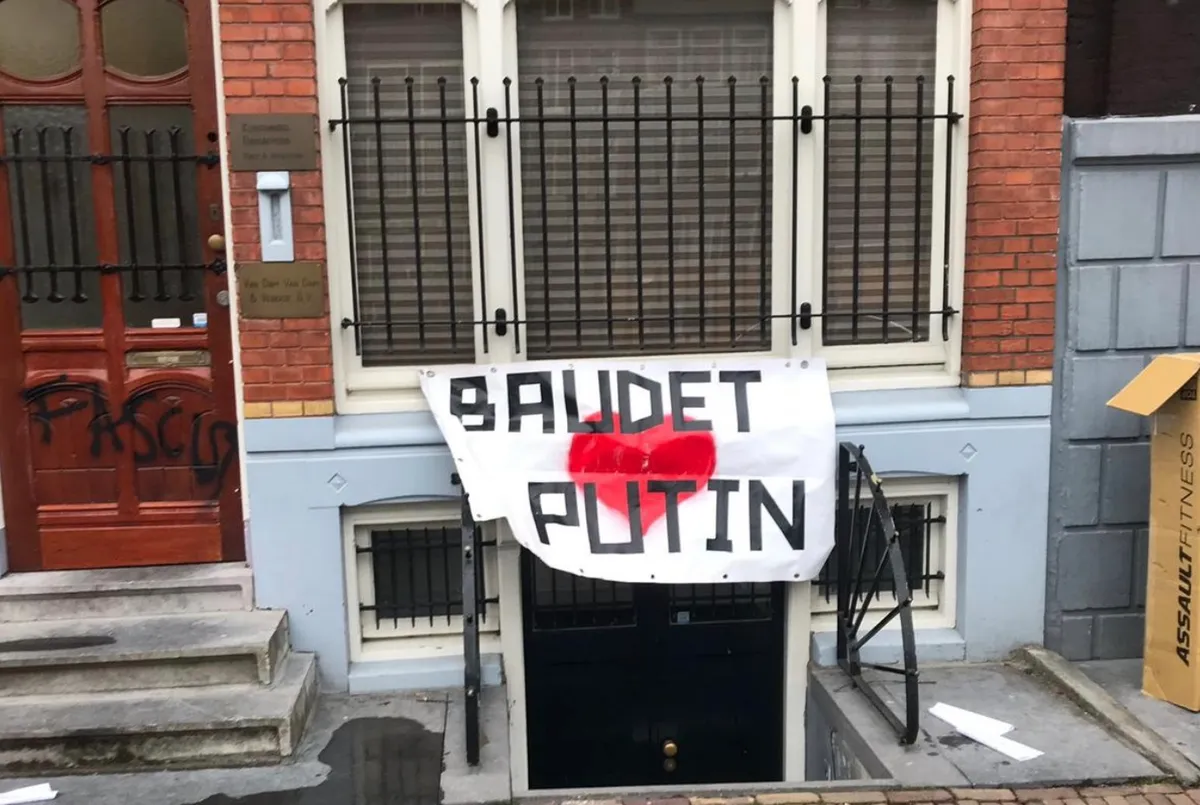 Radicale gekken bekladden partijkantoor FVD: 'Fascist! Baudet loves Putin!'