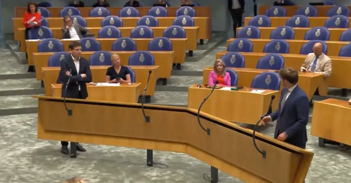 Pats! Gideon van Meijeren pakt schreeuwlelijk Attje Kuiken (PvdA) aan: "Nee, ik ga niet zitten"