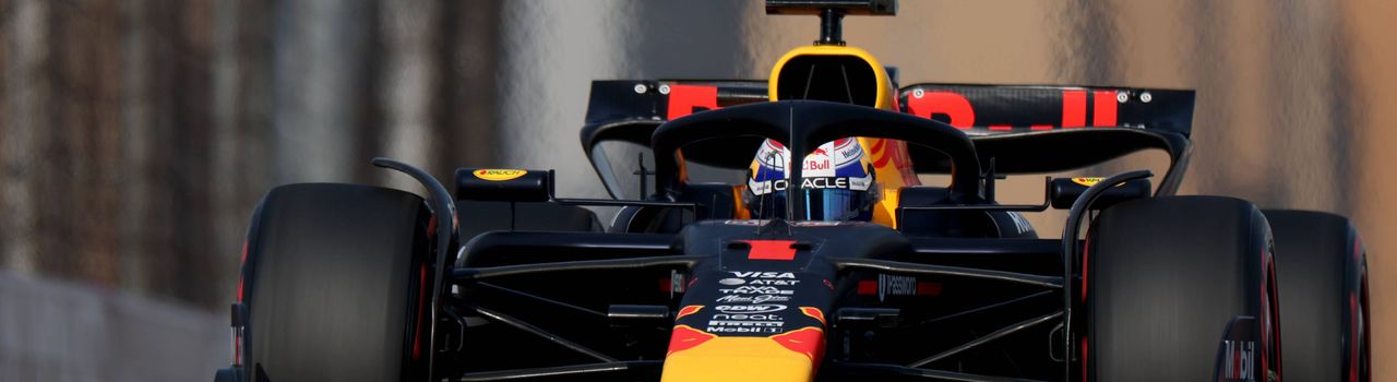 Max Verstappen conduciendo el RB21 alrededor del Circuito Internacional de Shanghái
