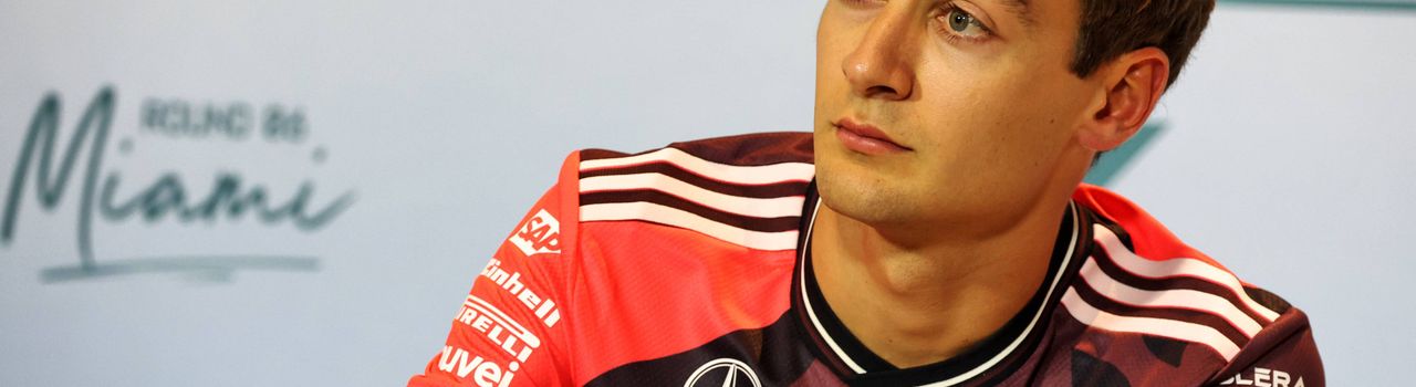 Russell se trouve actuellement quatrième au championnat du monde, juste quelques points derrière Verstappen, mais les rumeurs de l'arrivée de Verstappen chez Mercedes continuent de grandir