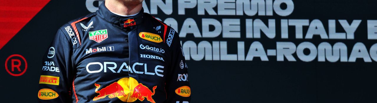 Verstappen sur le podium à Imola après avoir remporté sa deuxième victoire de la saison.