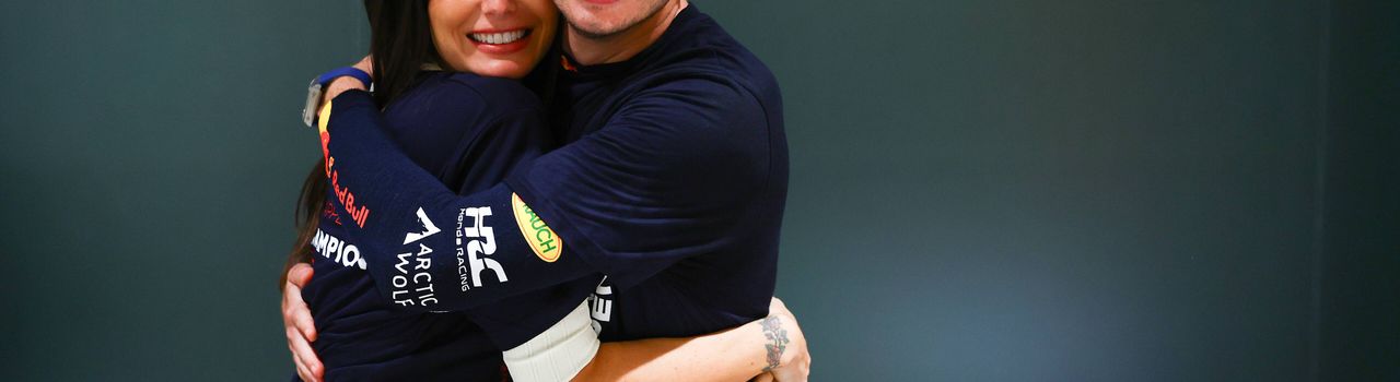 Max Verstappen en zijn vriendin Kelly Piquet omhelzen elkaar.