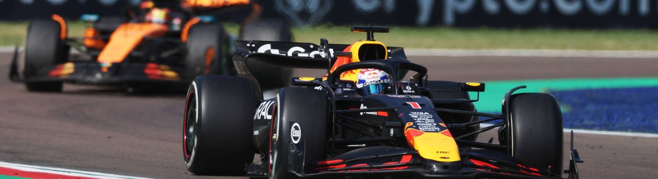 Verstappen a réalisé un bel dépassement au premier tour pour dépasser Oscar Piastri, s'éloignant de l'Australien pour prendre la P1.