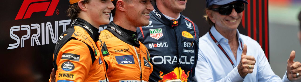 Emerson Fittipaldi con Oscar Piastri, Lando Norris y Max Verstappen