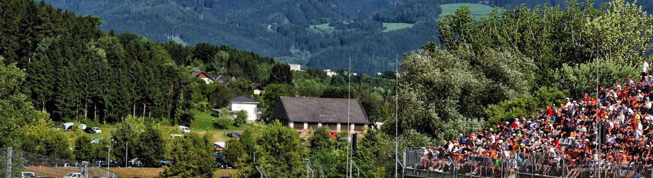 Hamilton alla guida durante le qualifiche del GP d'Austria 2025