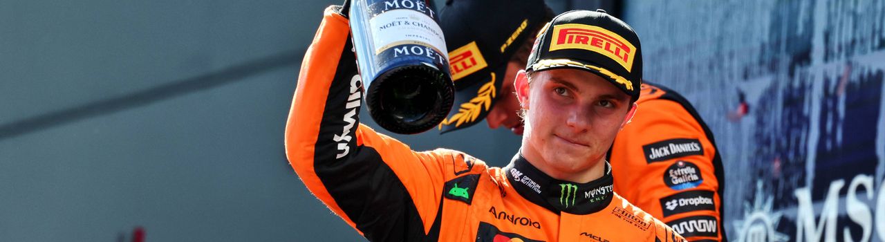Oscar Piastri célébrant son résultat de P2 sur le podium au Grand Prix d'Autriche