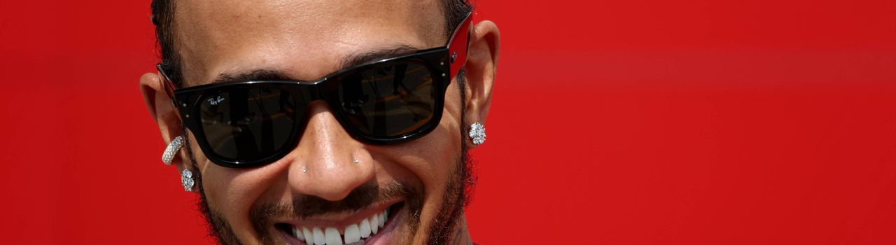 lachende lewis hamilton
